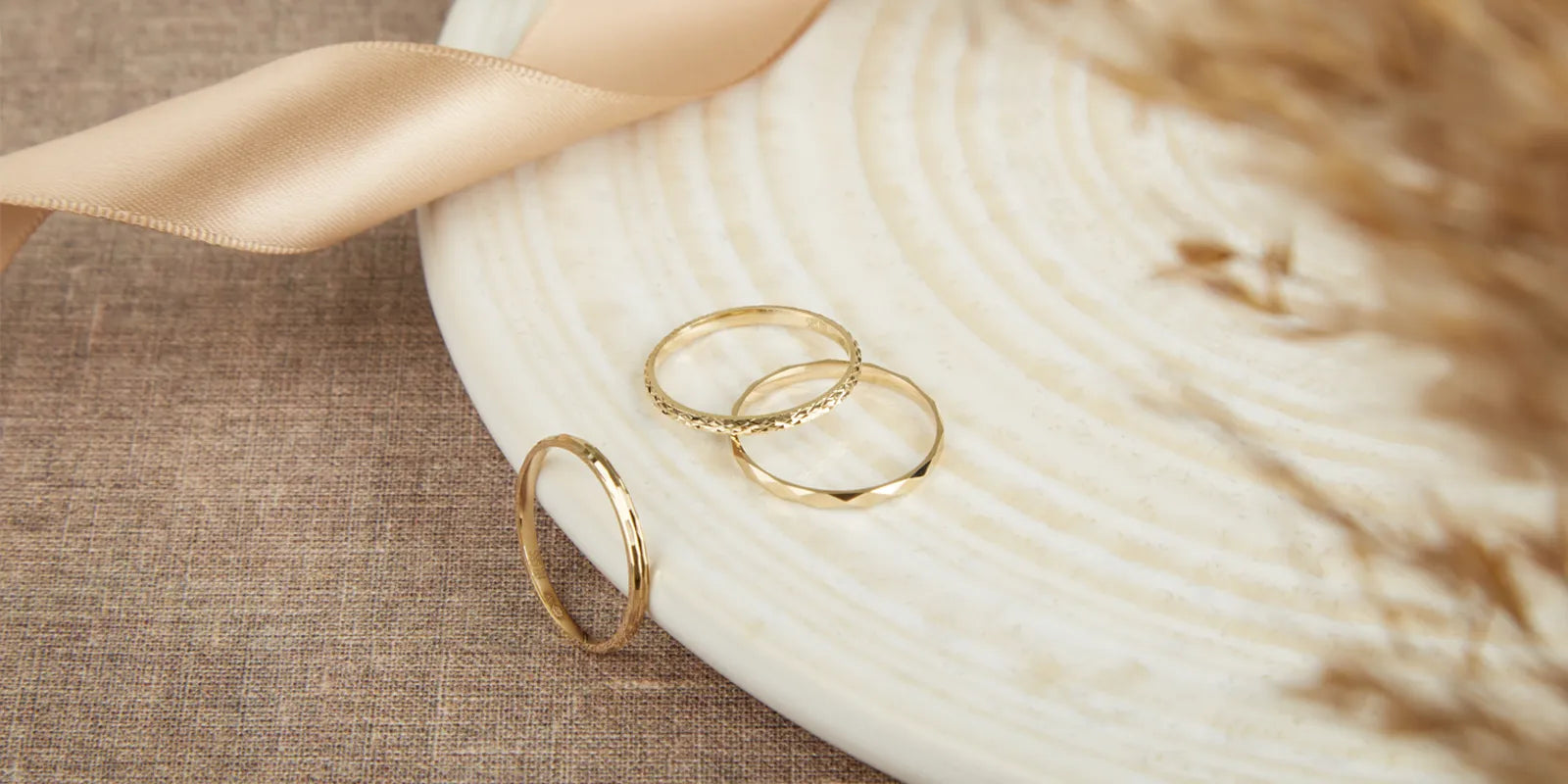 This is how to choose the perfect golden ring for every occasion