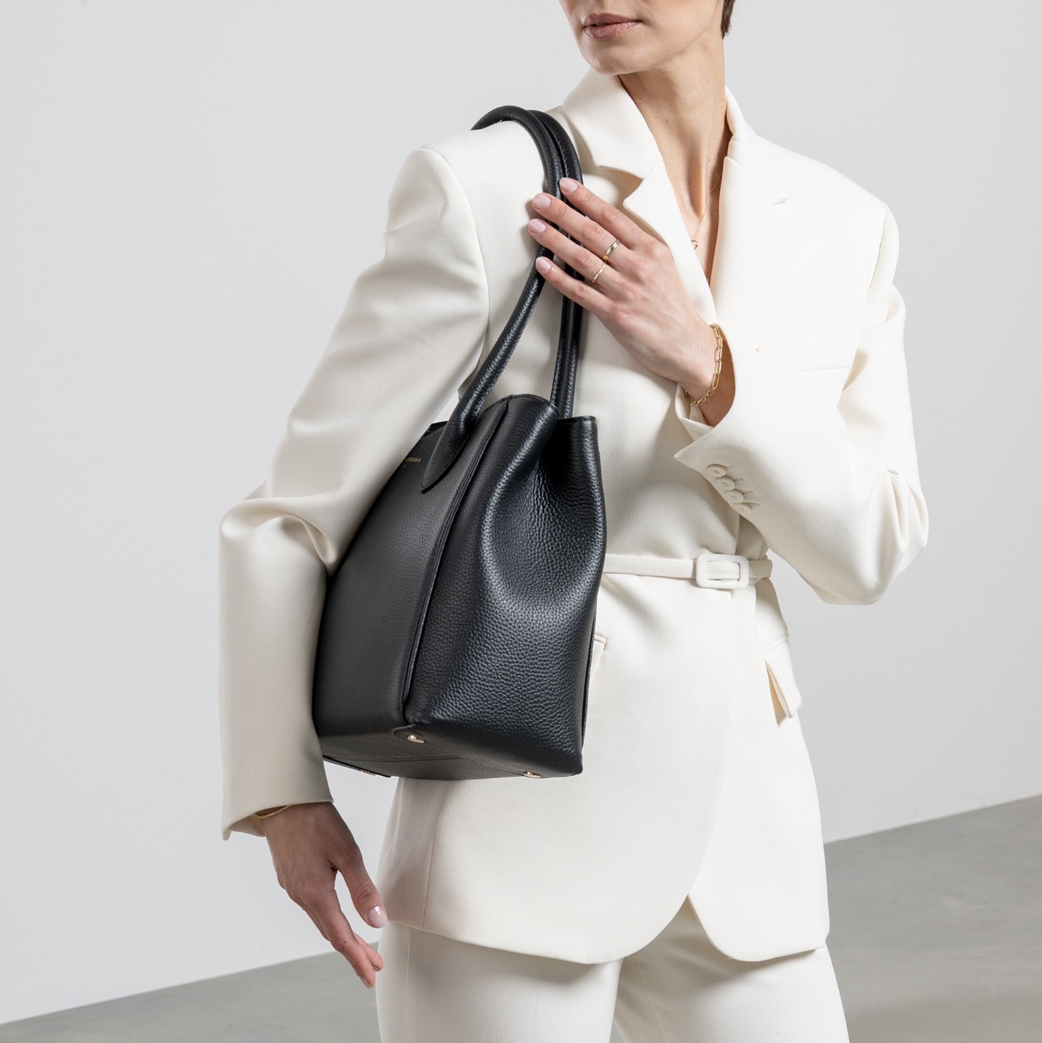 Isabel Bernard Honoré Cloè Black Handbag IB25001