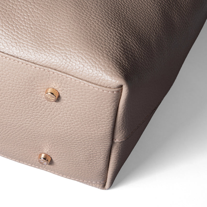 Isabel Bernard Honoré Elin Taupe Kalbsleder Schultertasche IB25111-078-zoom-