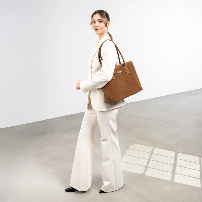 Isabel Bernard Honoré Elin Braune Wildleder Schultertasche IB25111-130-zoom-