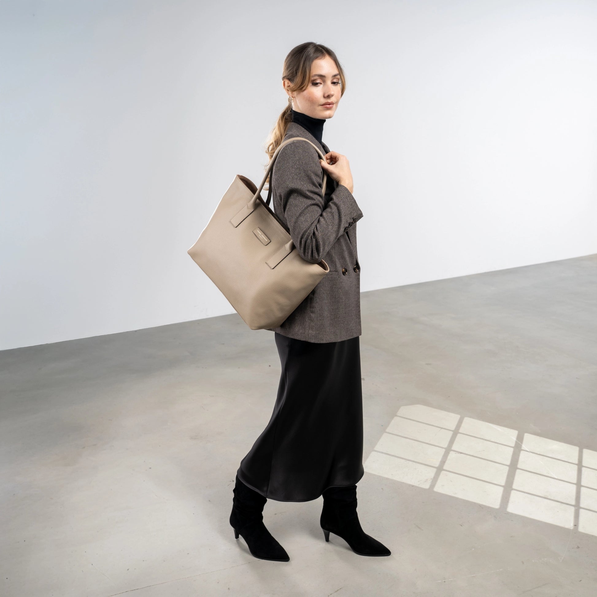 Isabel Bernard Honoré Elin Taupe calfskin leather shoulder bag IB25111-078