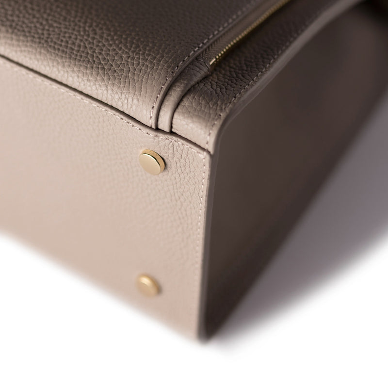 Isabel Bernard Honoré Nadine taupefarbene Handtasche aus Kalbsleder mit 13-Zoll-Laptopfach IB25110-078-13-zoom-