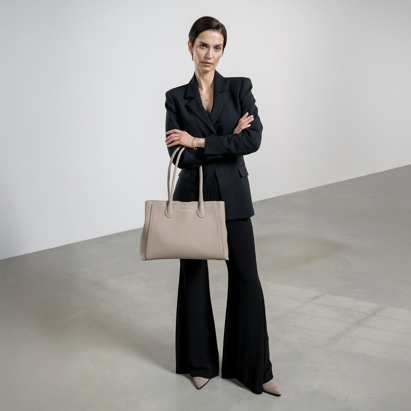 Isabel Bernard Honoré Cloe Taupe Handtasche aus Kalbsleder IB25016-zoom-