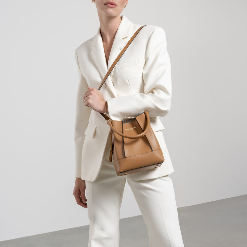 Isabel Bernard Femme Forte Minette Kamel Kalbsleder Handtasche IB21114-334-zoom-