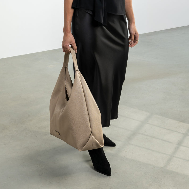 Isabel Bernard Honoré Grace taupefarbene Leder-Schultertasche aus Kalbsleder IB25093-078-zoom-