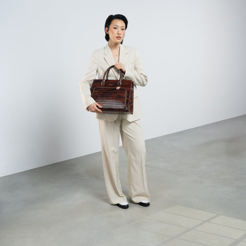 Isabel Bernard Honoré Nadine Kroko braune Handtasche aus Kalbsleder mit 13-Zoll-Laptopfach IB25110-230-13-zoom-