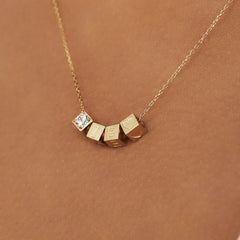 Isabel Bernard Le Carré 14 karaat gouden kubus inital ketting IB340043-A